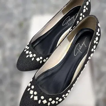 스터드 장식 블랙 펌프스