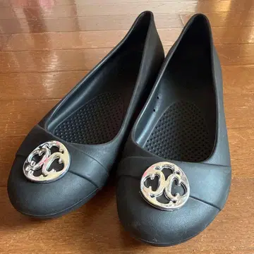 Crocs 블랙 플랫슈즈