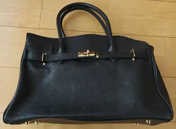 [거의 미사용] AULENTTI 블랙 가죽 토트백 골드 금장 장식 포함