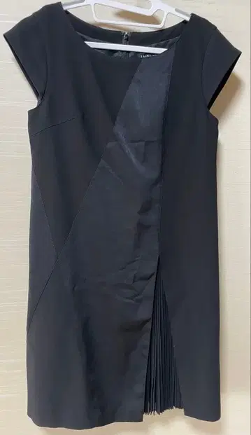 [ INDIVI ] 블랙 슬리브리스 무릎 기장 원피스