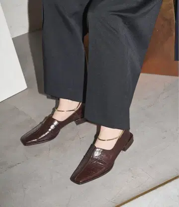 [새상품] LE TALON GRISE 가죽 스퀘어 크로스 심 앵클 플랫