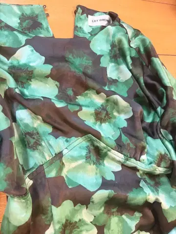 LILY BROWN 꽃무늬 긴팔 무릎 기장 원피스