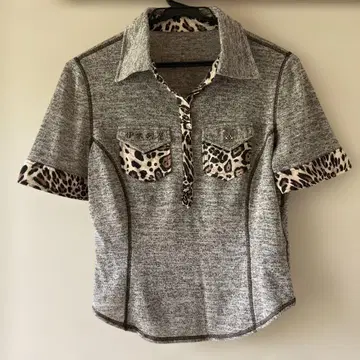 이타리야 레오파드 무늬 포켓 부착 반팔 상의