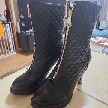 블랙 퀼팅 하이힐 부츠