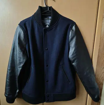 grn 소매 소가죽 바시티 자켓