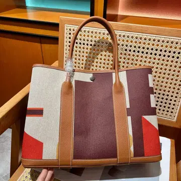 캔버스 x 가죽풍 토트백 지오메트릭 패턴 브라운