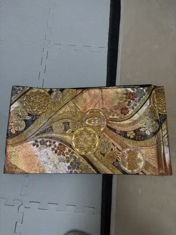 골드 컬러와 블랙 컬러의 후쿠로 오비