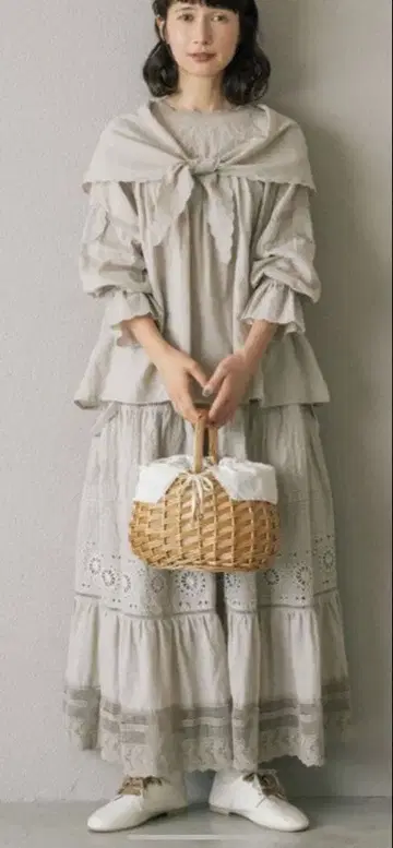 사만사 모스모스 x kazumi 콜라보 서스펜더 자수 스커트 베이지