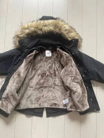 gyda 퍼 후드 다운 코트 허리 마크