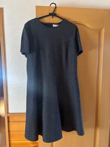 자유구 다크 그레이 A라인 반팔 원피스