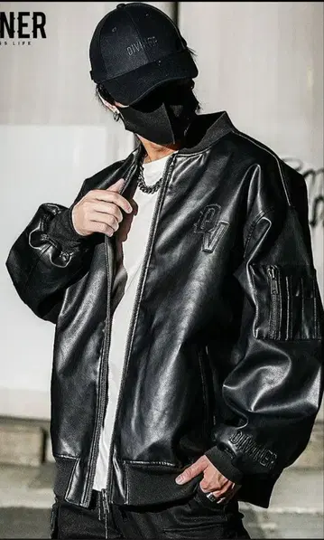 블랙 가죽 자켓 PV 로고