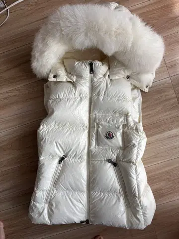 MONCLER 후드 부착 화이트 다운 베스트