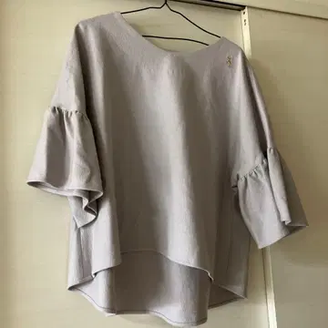 HAYAMA SANDAY 프릴 소매 옅은 그레이 상의 모 100%