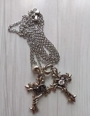 크로스 모티브 스톤 장식 목걸이