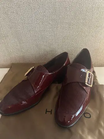 미사용 새상품 히미코 에나멜 버클 로퍼 24.5 보르도