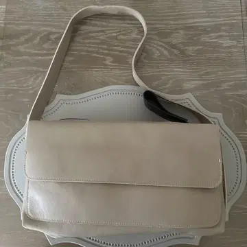 베이지 가죽 플랩 숄더백