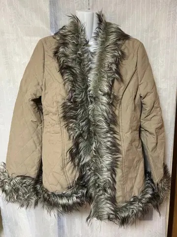 [새상품] 페이크 퍼(인조 모피) 포함 베이지 퀼팅 자켓