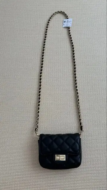 미사용 새상품 a.v.v 아베베 체인 숄더 퀼트 미니백