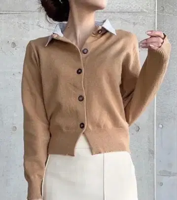 베이지 스트라이프 카라 부착 가디건 스웨터