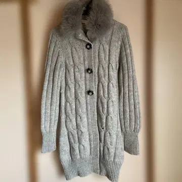 퍼 달린 그레이 케이블 짜임 가디건