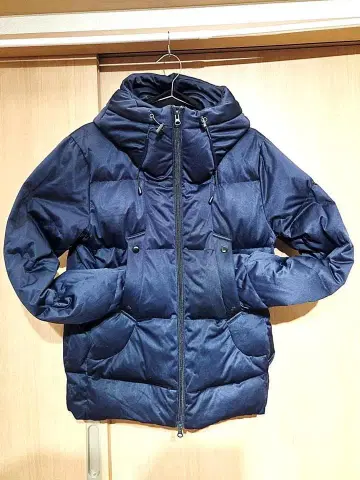 네이비 후드 부착 다운 자켓