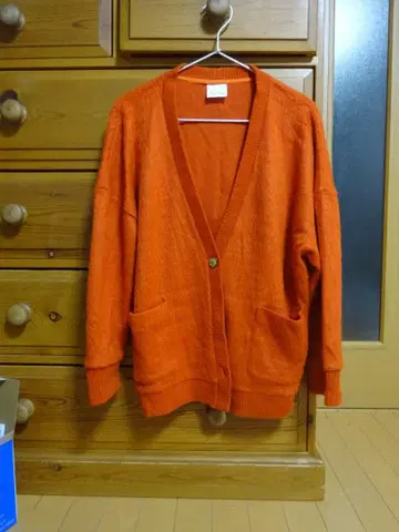 오렌지 가디건 앞 포켓 부착