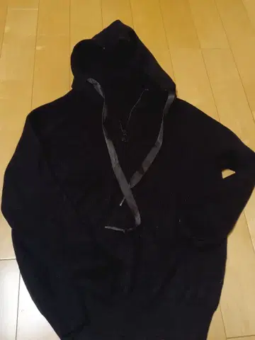 블랙 후드 부착 니트