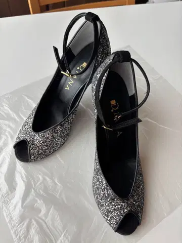 [DIANA] 앵클 스트랩 글리터 펌프스