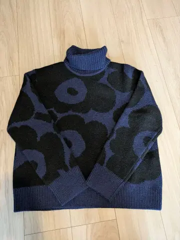 Marimekko unikko 네이비 x 블랙 터틀넥 니트