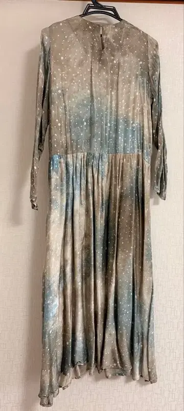 베이지와 파랑의 그라데이션 손염색 원피스