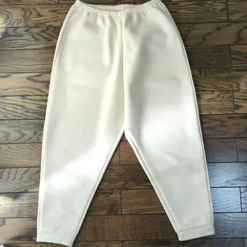 크림색 조거 팬츠 백 포켓 포함