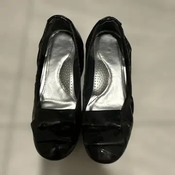 REGAL 리본 포함 블랙 에나멜 플랫슈즈