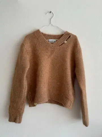 SATUR 베이지 V넥 스웨터 버튼 포함