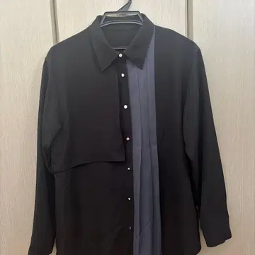 HARE 블랙과 그레이 긴팔 셔츠