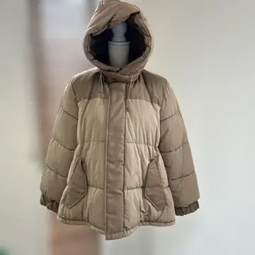 후드 부착 베이지 다운 자켓