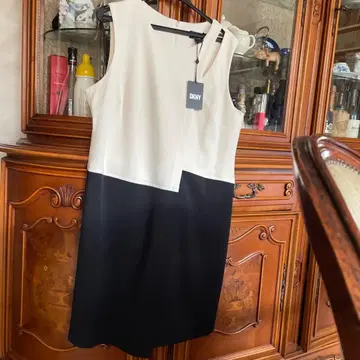 DKNY 슬리브리스 무릎 기장 원피스 화이트/블랙