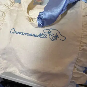 시나모롤 자수 토트백 크림색