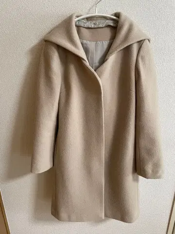 후드 부착 베이지 롱 코트