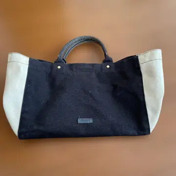 토트백 블랙과 베이지