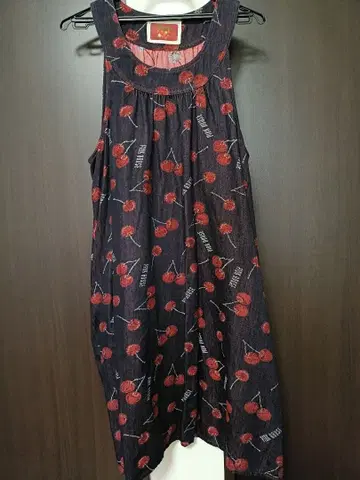 체리 패턴 슬리브리스 원피스