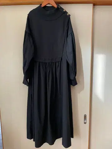 ANIECA 아니카 블랙 긴팔 플레어 원피스