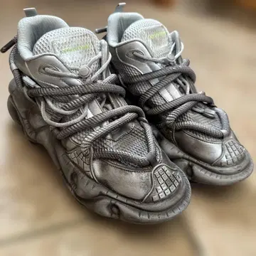 그레이 괴물 스니커즈