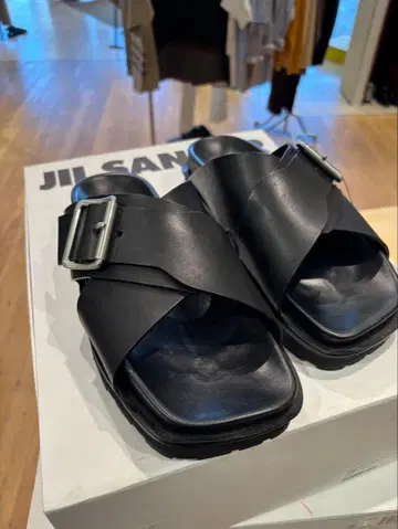 질 샌더 블랙 크로스 스트랩 샌들