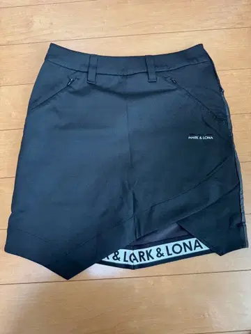 MARK & LONA 마크앤로나 블랙 스커트 새상품급