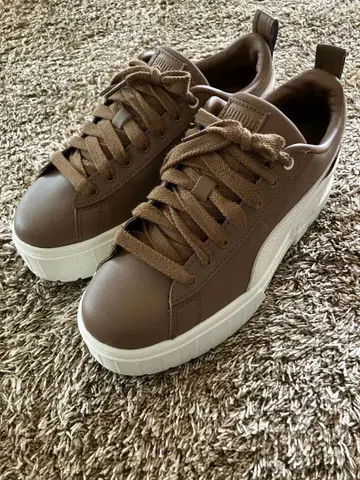 PUMA 플랫폼 스니커즈 브라운