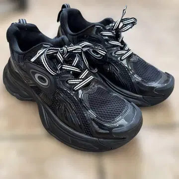 밑단이 넓어지는 스니커즈