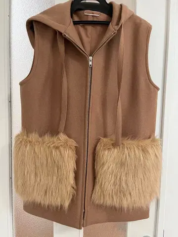 미라 오웬 후드 부착 퍼 베스트