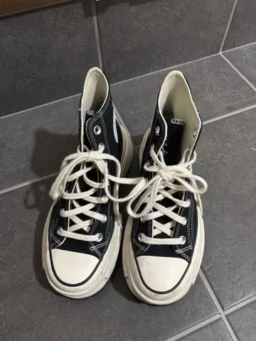 블랙 하이컷 스니커즈 통굽