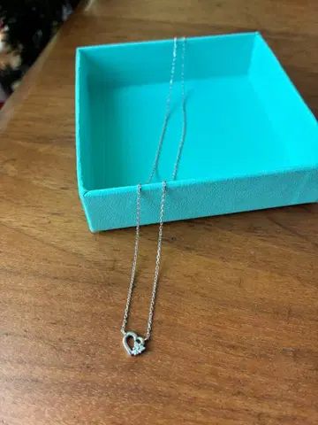 화이트 골드 하트형 목걸이