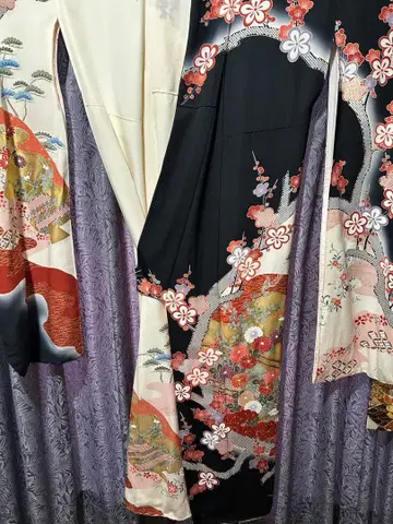 전통적인 후리소데 블랙과 화이트 꽃무늬